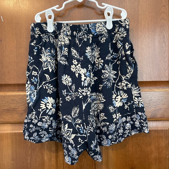 H&M Shorts Blue and White Floral Pleated Flowy Loose Summer Size 4 - Picture 3 of 6